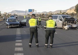 Agentes de Guardia Civil, este domingo, en el lugar del accidente.