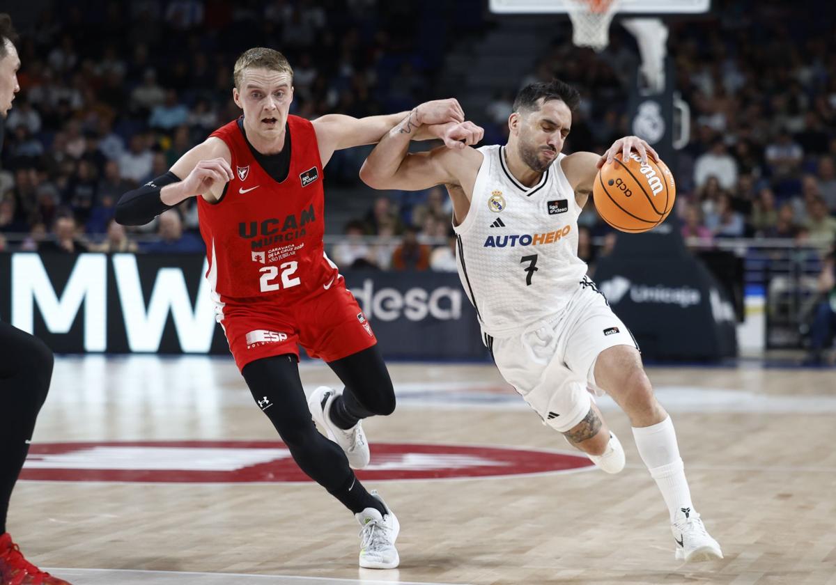 Campazzo bota el balón ante Ludde Hakanson, en el partido de este domingo.