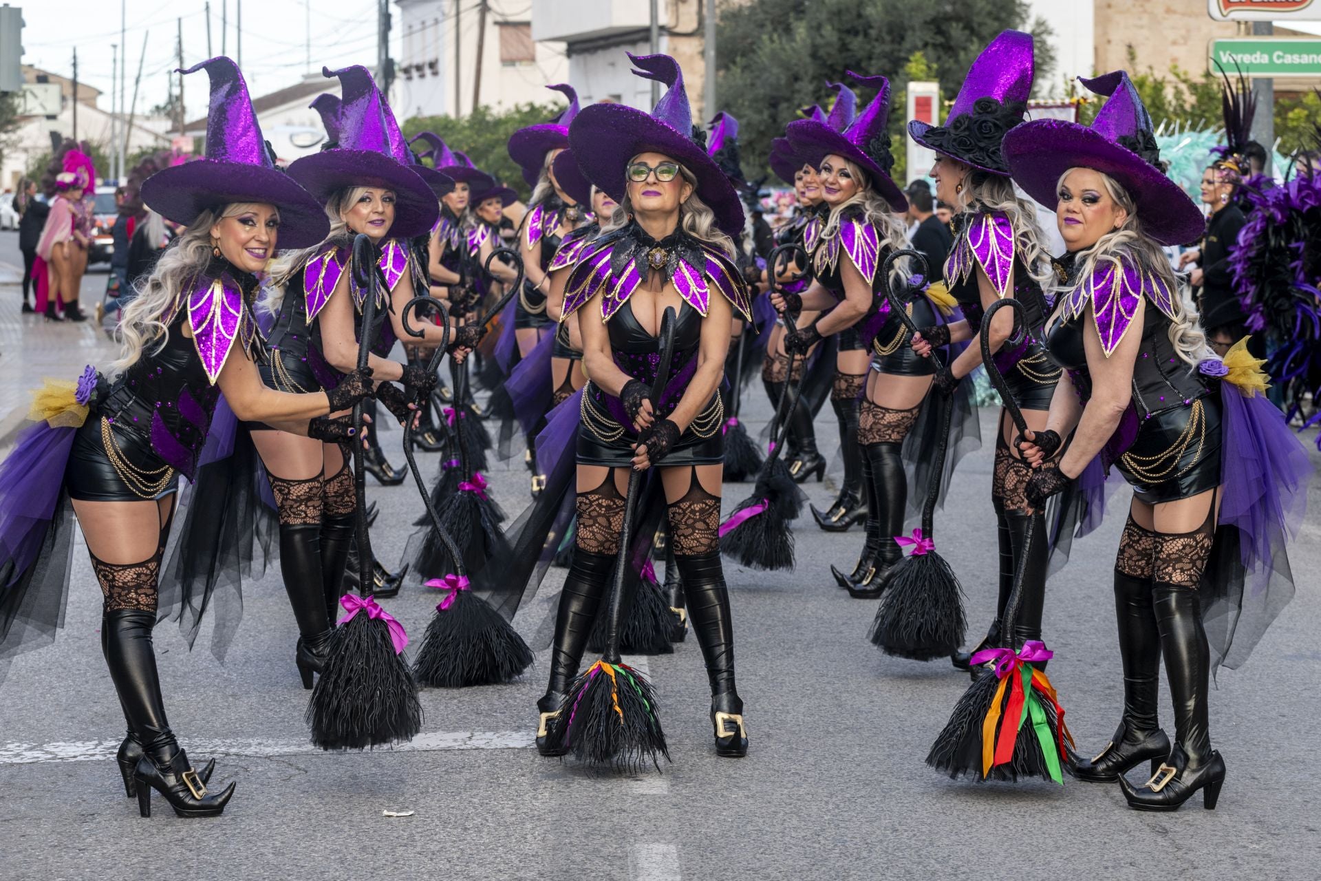 La Piñata pone el punto final al Carnaval en Llano de Brujas