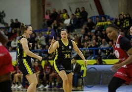 Frida Eldebrink y Billie Massey celebran un punto en un encuentro en el Fausto Vicent.