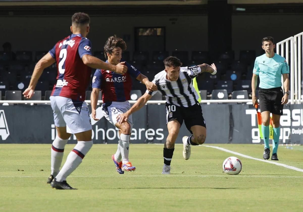 Dani Escriche sale ileso de la presión de Carlos Álvarez en el Cartagena-Levante disputado en la jornada 4.