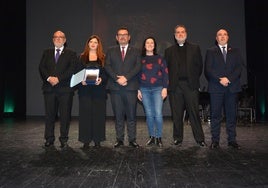 Joaquín Gómez (presidente JHP), Ana López (presentadora), Tomás Rubio (alcalde), Jose Salinas (Nazarena del año), José Antonio García (Consiliario de la JHP) y Rafael Salmerón (Pregonero 2025).