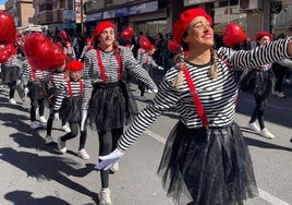 Un grupo de jovenes marchan en el desfile de carnaval de San Pedro.