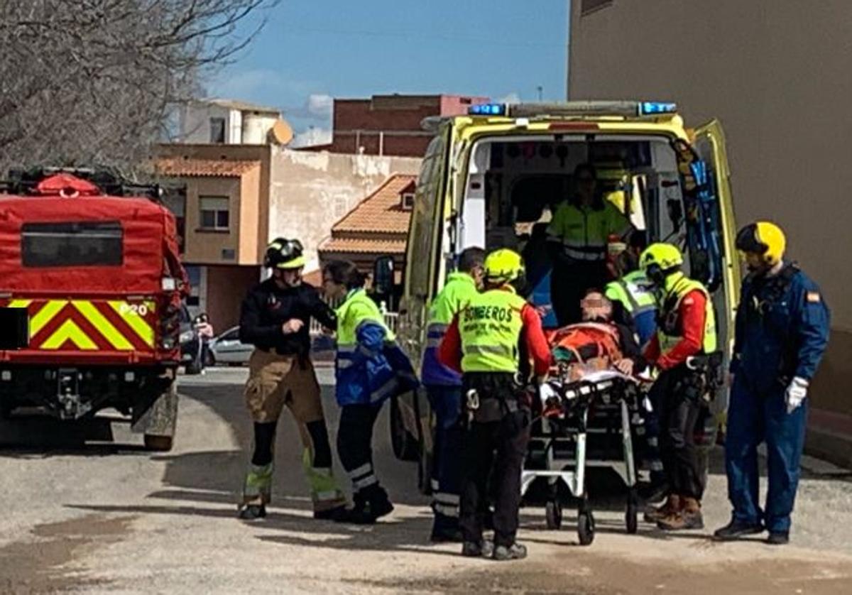 Efectivos de Emergencia con el accidentado.