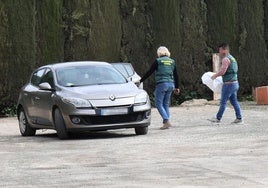 Agentes de la Guardia Civil en el lugar donde se produjo el tiroteo mortal, este domingo.