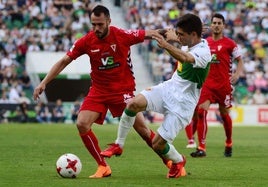 Santi Jara regatea a un rival del Elche en el 'playoff' de 2018.