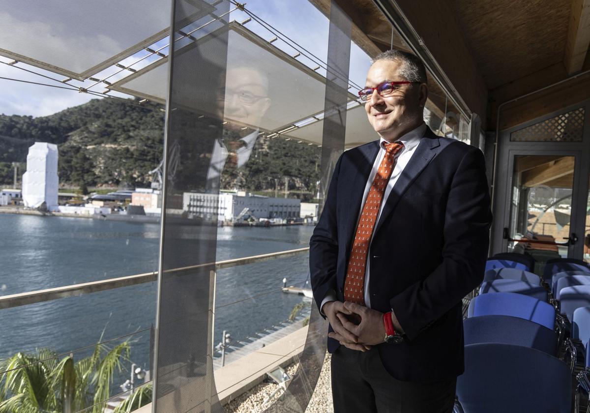 Juan Carlos Cortés, ayer en la Facultad de Ciencias de la Empresa de la UPCT, con vistas al puerto y al astillero de Navantia.