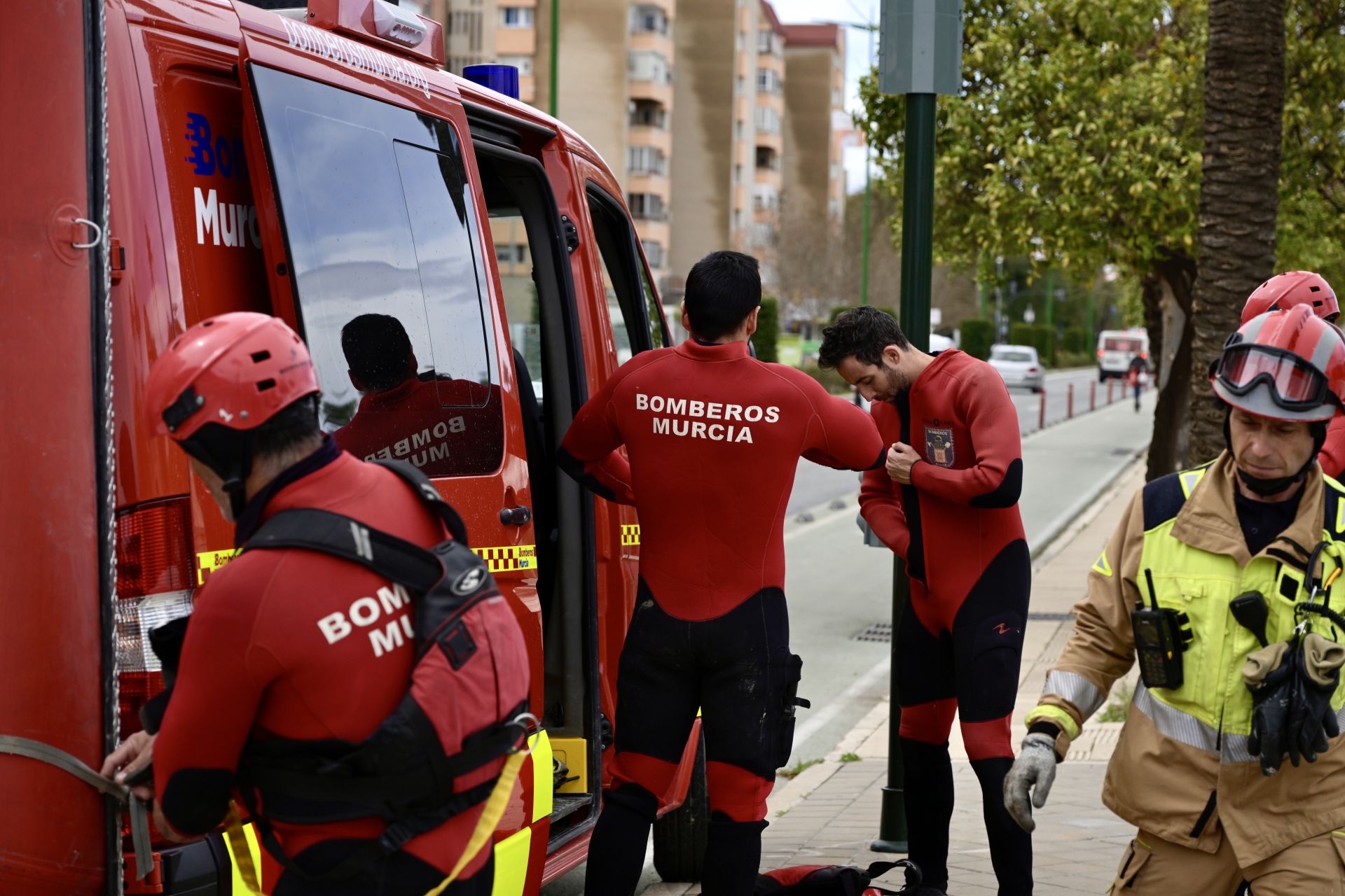La reanudación del dispositivo de búsqueda de una persona desaparecida en el río Segura de Murcia, en imágenes