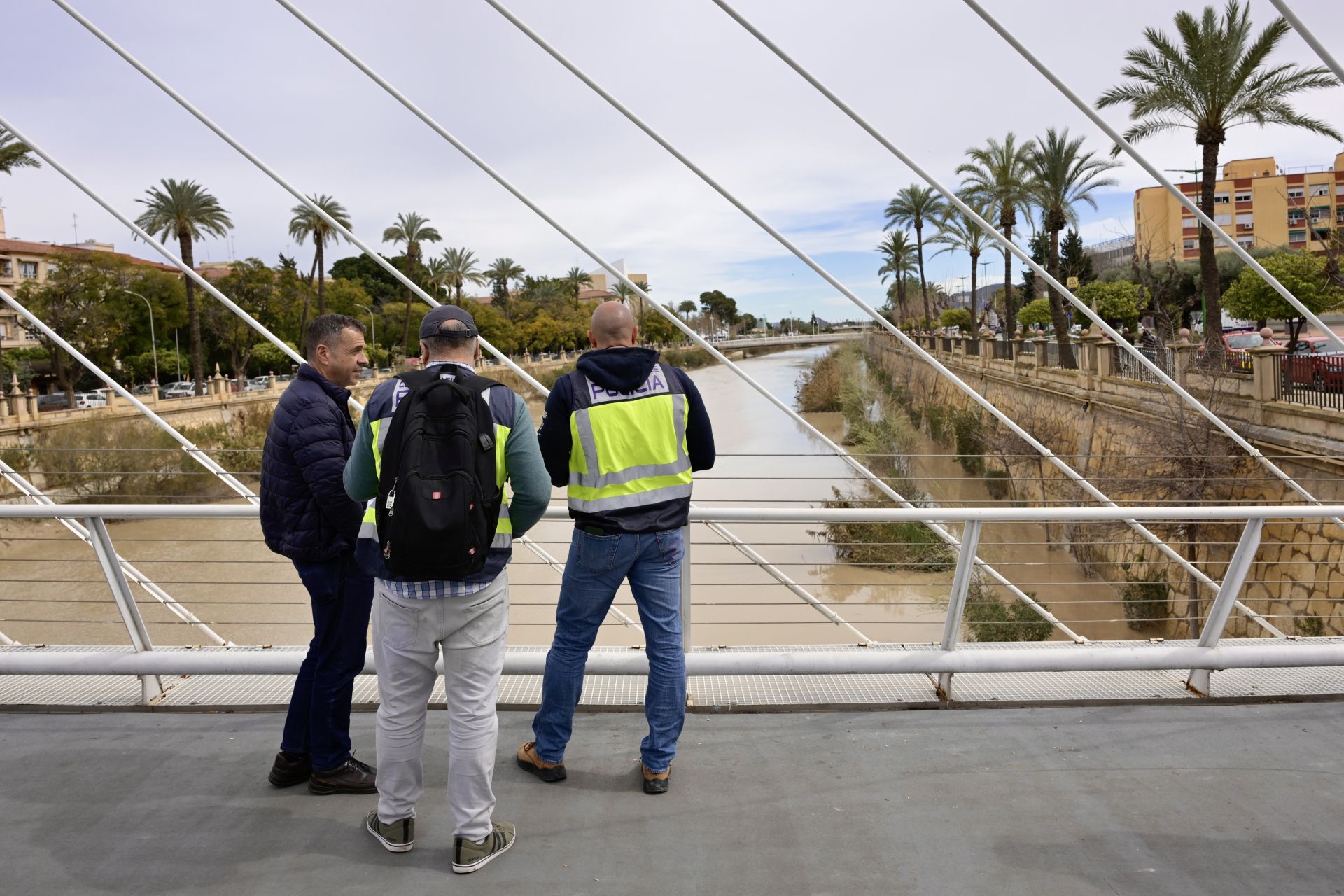 La reanudación del dispositivo de búsqueda de una persona desaparecida en el río Segura de Murcia, en imágenes