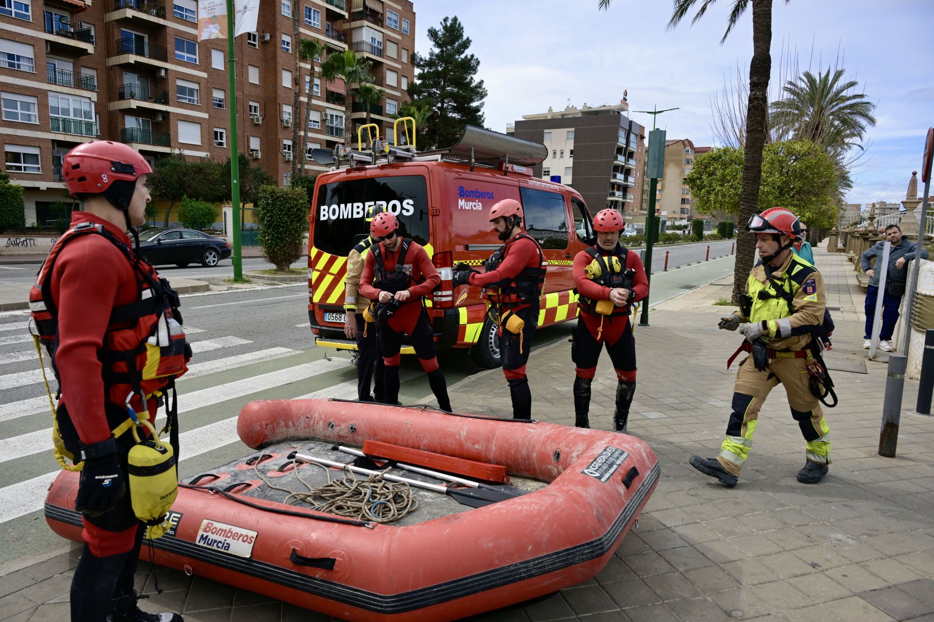 La reanudación del dispositivo de búsqueda de una persona desaparecida en el río Segura de Murcia, en imágenes
