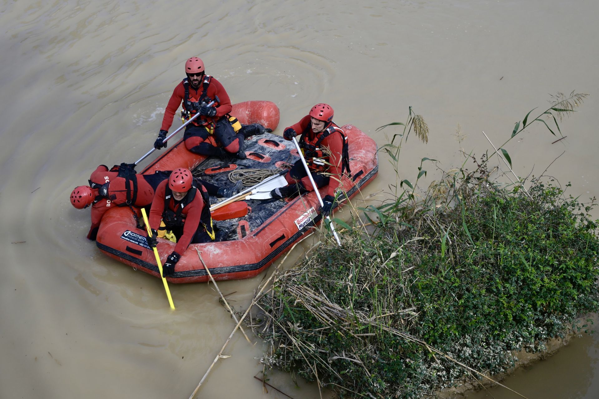La reanudación del dispositivo de búsqueda de una persona desaparecida en el río Segura de Murcia, en imágenes
