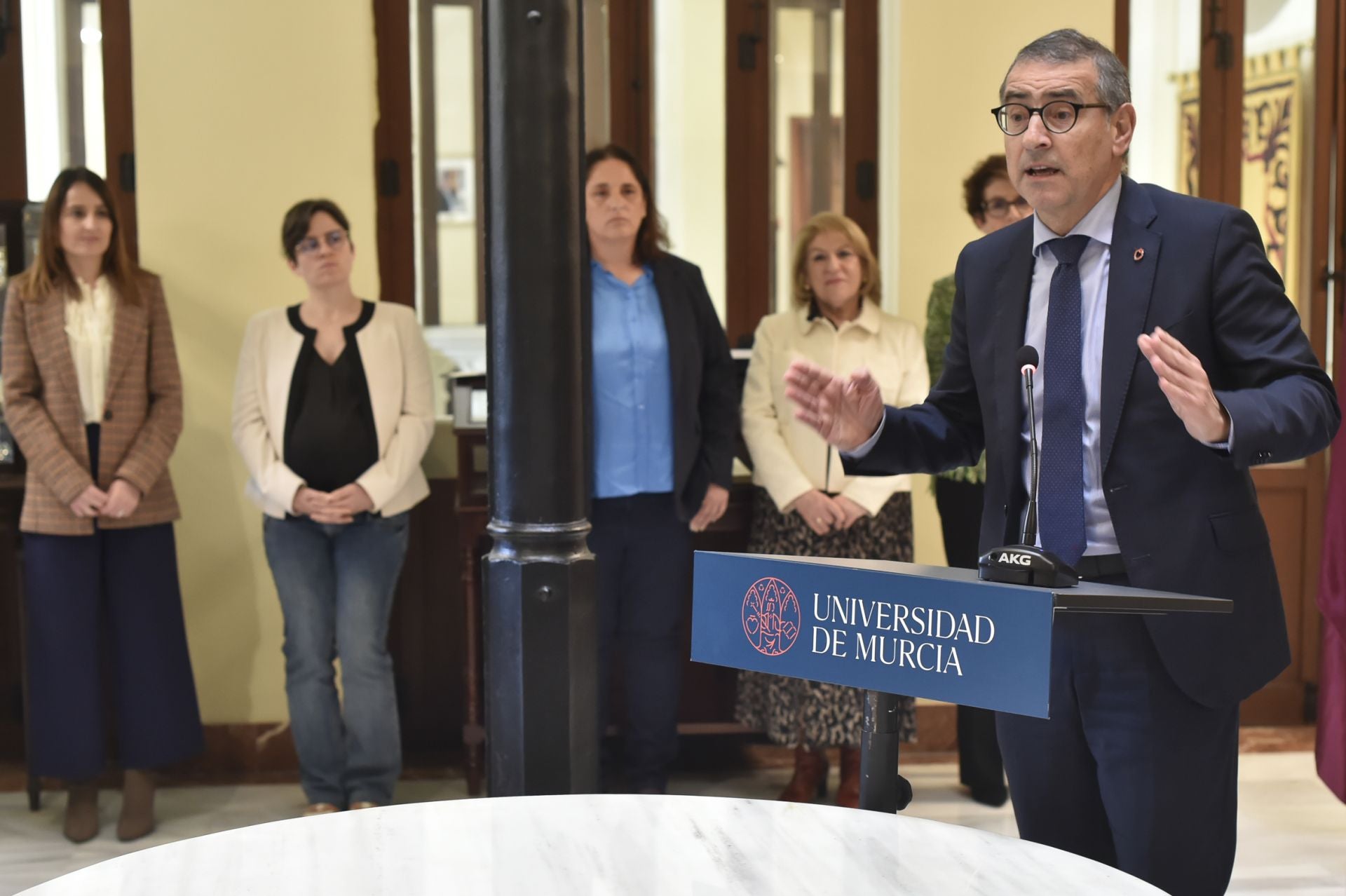 El acto de entrega de los premios al liderazgo femenino en investigación de la UMU, en imágenes