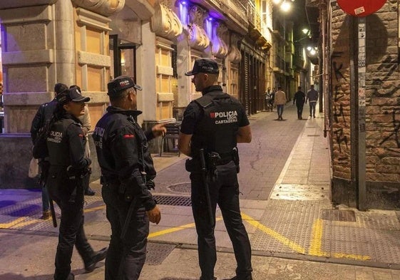 Imagen de archivo de unos policías locales de Cartagena, durante una ronda noturna.