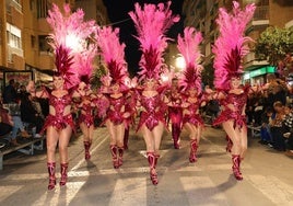 Las bailarinas de uno de los cuarenta grupos que recorrieron ayer la avenida Juan Carlos I y la calle Carlos III.