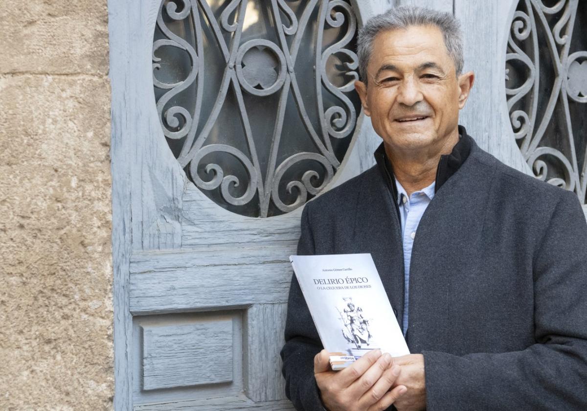 El autor posa con su libro en la plaza del Cardenal Belluga, en Murcia.