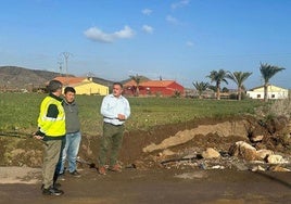 El concejal de Aguas del Ayuntamiento de Lorca, Ángel Meca, visitando los trabajos de reparación en la red de agua potable.