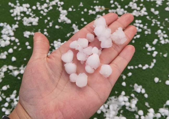 El tamaño de las bolas de granizo.