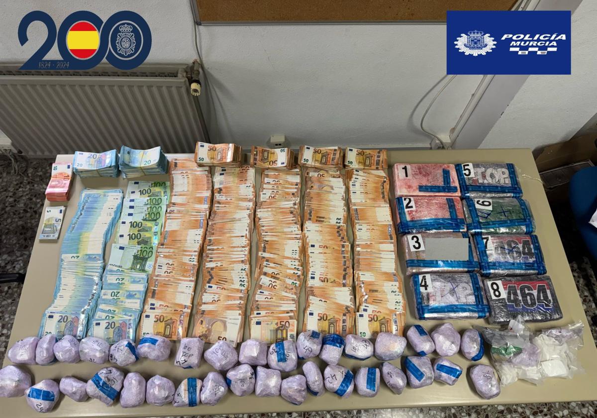 Los paquetes incautados que contenían 13 kilos de cocaína, junto a los 100.000 euros en efectivo que uno de los detenidos tenía escondidos en su vivienda.