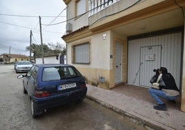 Portal de la vivienda en la que se produjo la disputa familiar que acabó con el fatal desenlace.