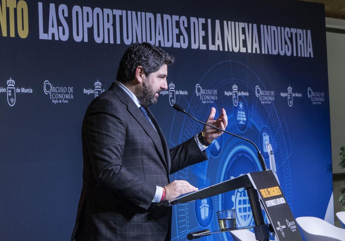 Fernando López Miras durante la inauguración este lunes en Cartagena del 'Foro del conocimiento: las oportunidades de la nueva industria', donde compartió los últimos datos de crecimiento en este sector.