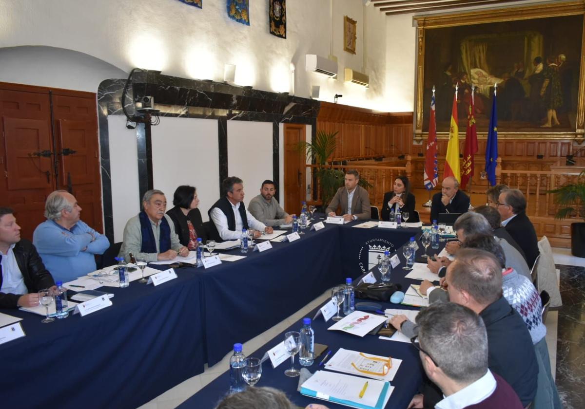 La consejera de Agua, Sara Rubira, junto al alcalde de Caravaca de la Cruz y el resto de miembros que componen la Mesa del Secano, este lunes.