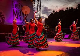 Un grupo de sevillanas presenta su baile a los asistentes de la Feria de mayo 2024