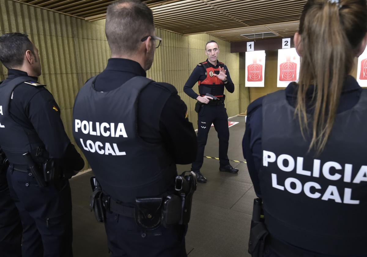 Policías Locales de Murcia durante un ejercicio de tiro.