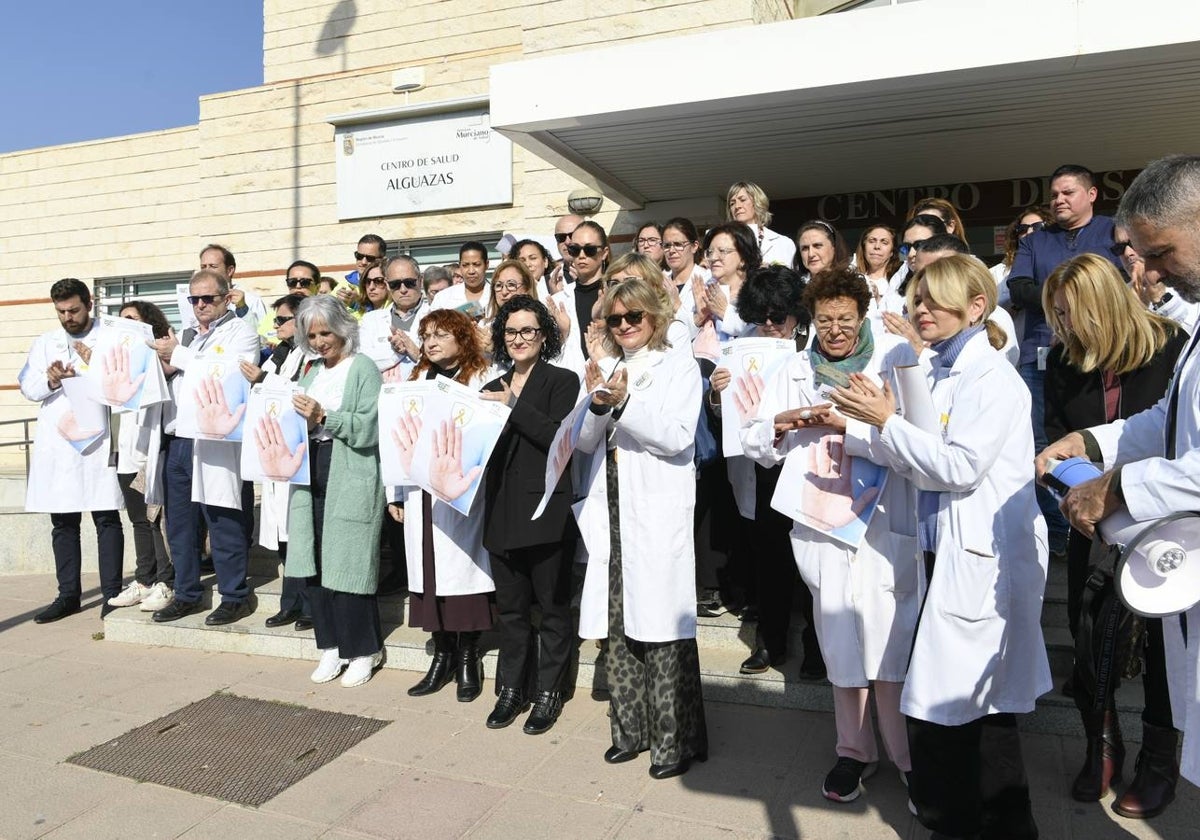 Protesta contra las agresiones a sanitarios, el pasado mes de febrero en el centro de salud de Alguazas.