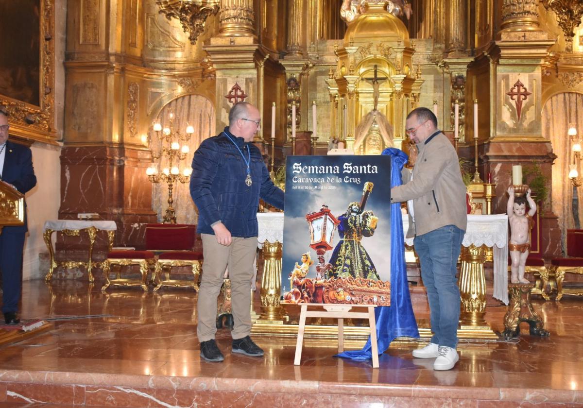 Los presidentes de los Azules y de los Moraos, con el cartel.