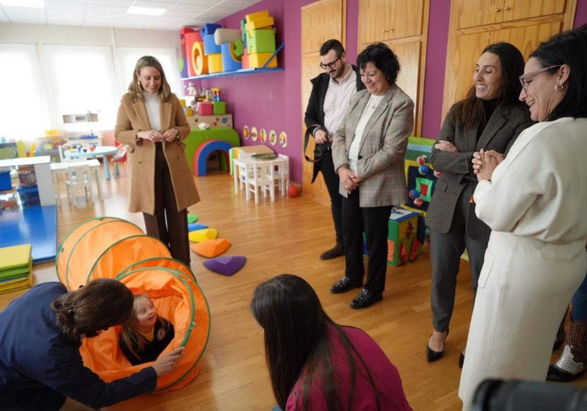 La consejera Conchita Ruiz, ayer, durante su visita al centro municipal de Atención Temprana de Yecla.