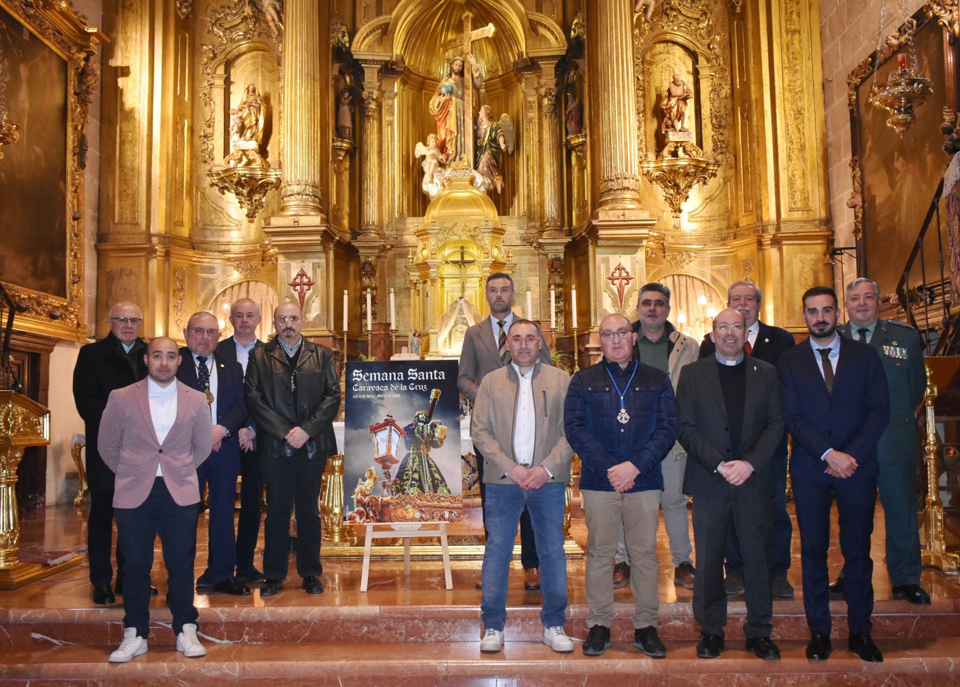 Representantes de las cofradías de Semana Santa junto a las autoridades locales.