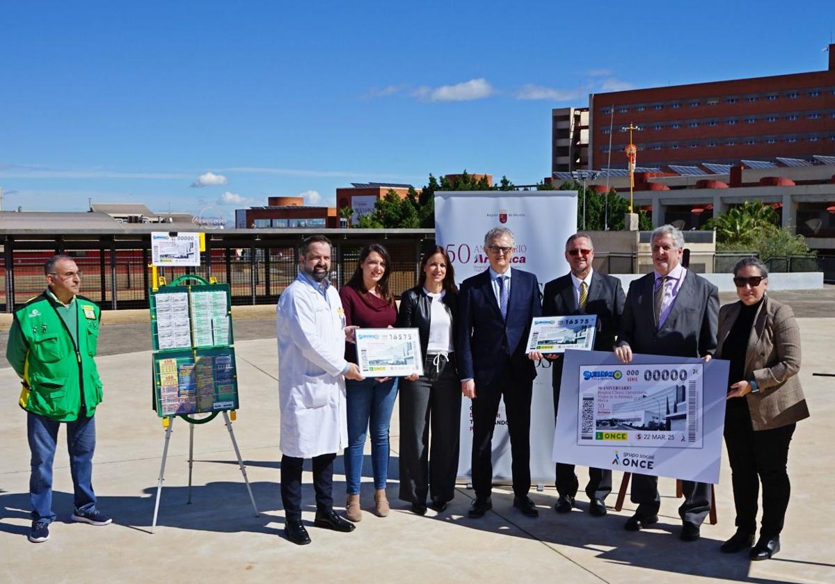 La presentación del cupón conmemorativo con motivo del 50 aniversario del hospital Virgen de la Arrixaca.