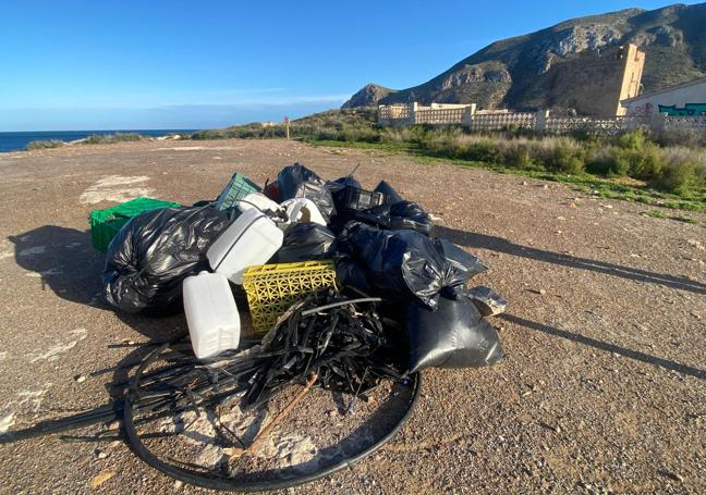 Basura amontonada en la playa.