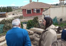 La consejera Rubira junto a un vecino de Cehegín, observando los daños provocados por las lluvias en acequias.