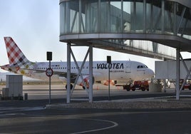 Un avión, en el aeropuerto de Corvera.