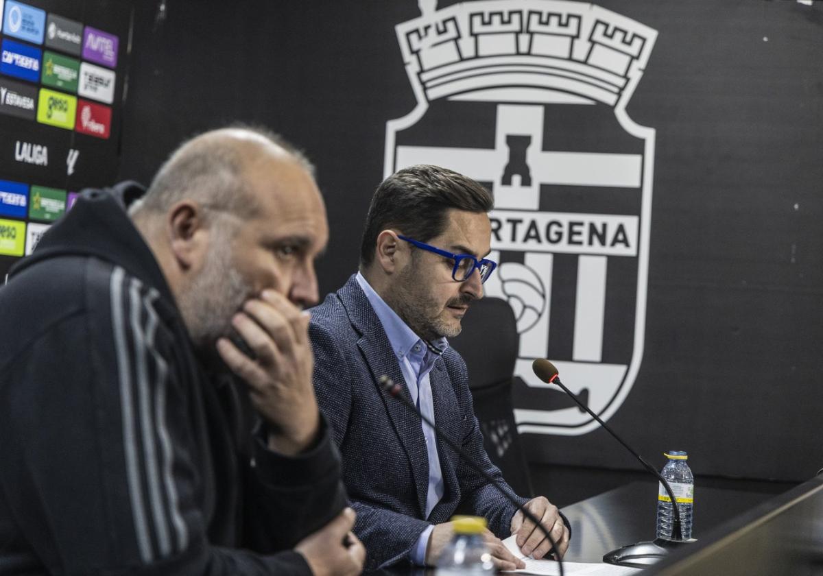 El director deportivo Manuel Sánchez Breis y el presidente Paco Belmonte, en la comparecencia de este último en la sala de prensa del Cartagonova el 4 de febrero.