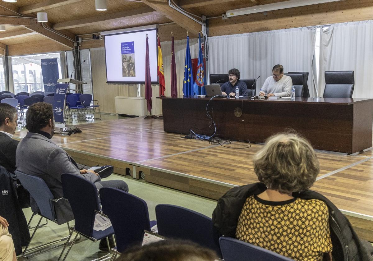 Edgar Estraehle (i) interviene en el Congreso sobre el Cantón.