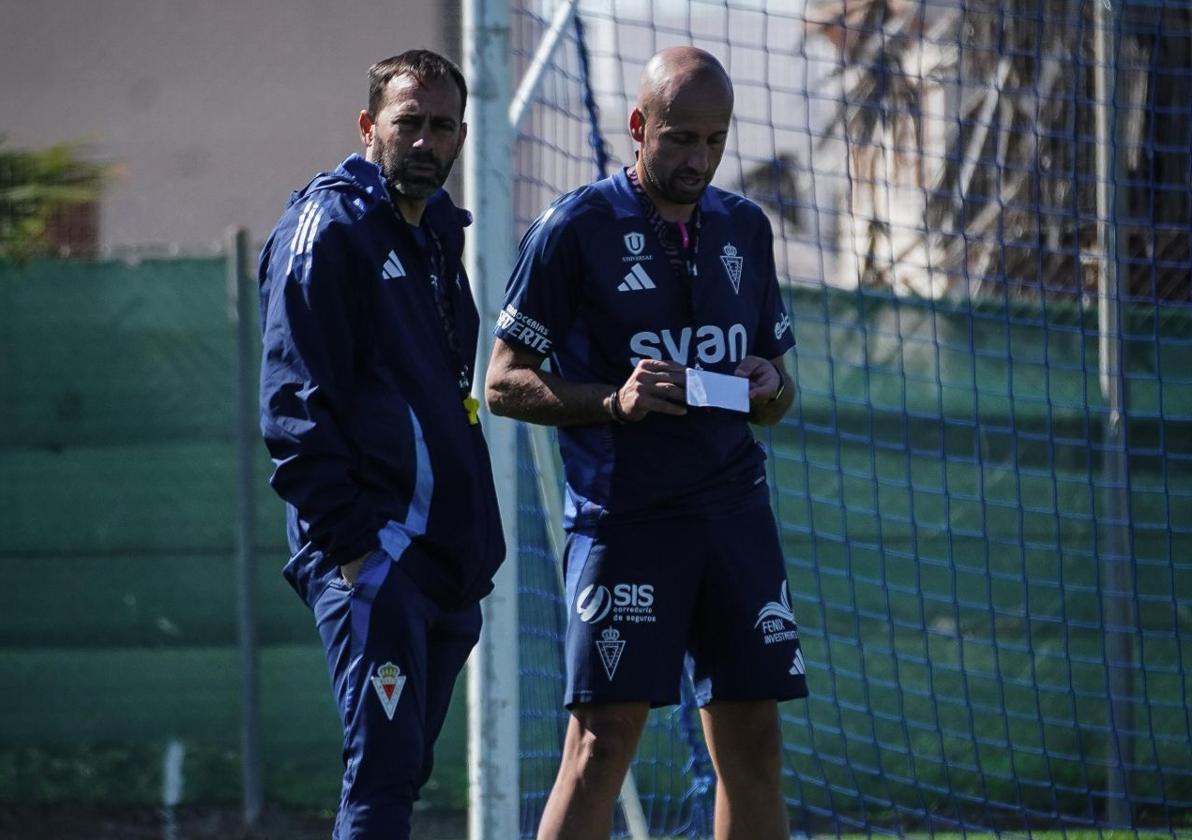 Fran Fernández, a la izquierda, junto a Jesús Cañadas, segundo entrenador grana.