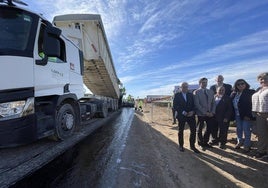 El consejero de Fomento e Infraestructuras, Jorge García Montoro, junto al alcalde de Torre Pacheco, Pedro Ángel Roca Tornel, durante la visita a las obras.