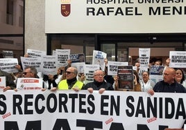 Concentración ante las puertas del hospital Rafael Méndez.