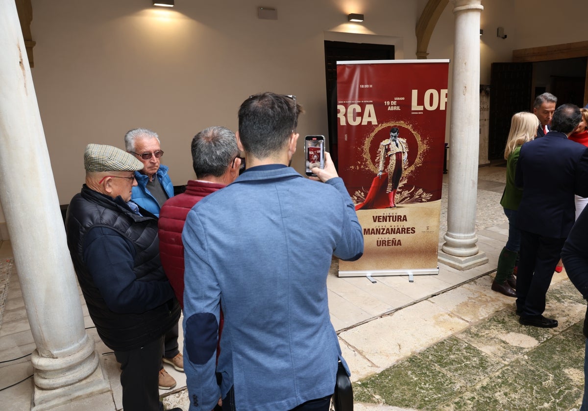 Aficionados durante la presentación del cartel de la corrida, que protagoniza el torero lorquino Paco Ureña.