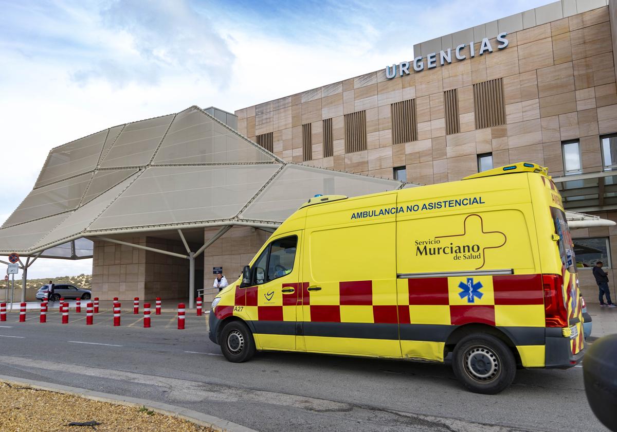 Una ambulancia en el hospital Santa Lucía, en una imagen de archivo.