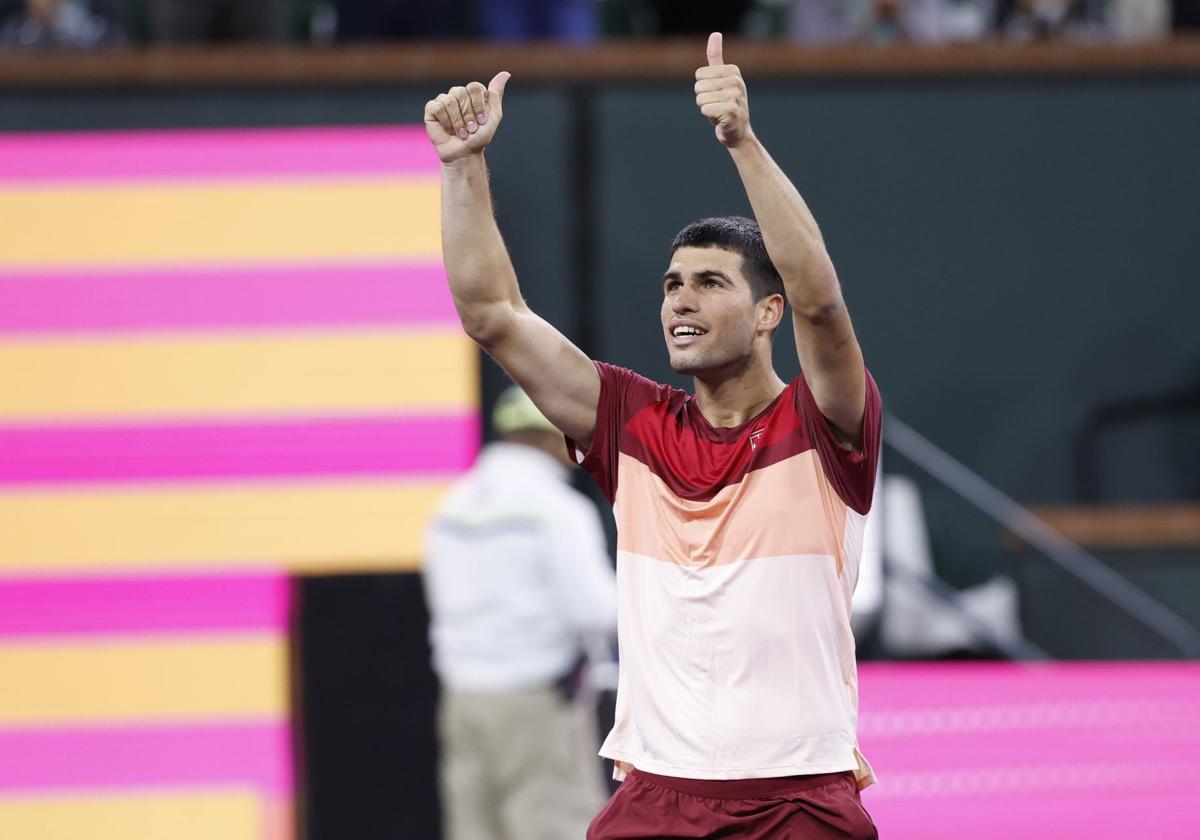 Carlos Alcaraz celebra su victoria frente a Dimitrov en Indian Wells.