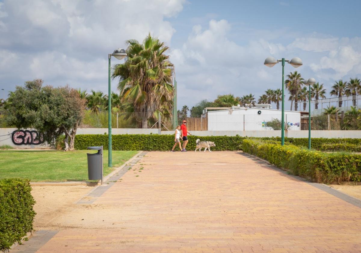 Farolas en un parque junto a la playa de Las Higuericas.