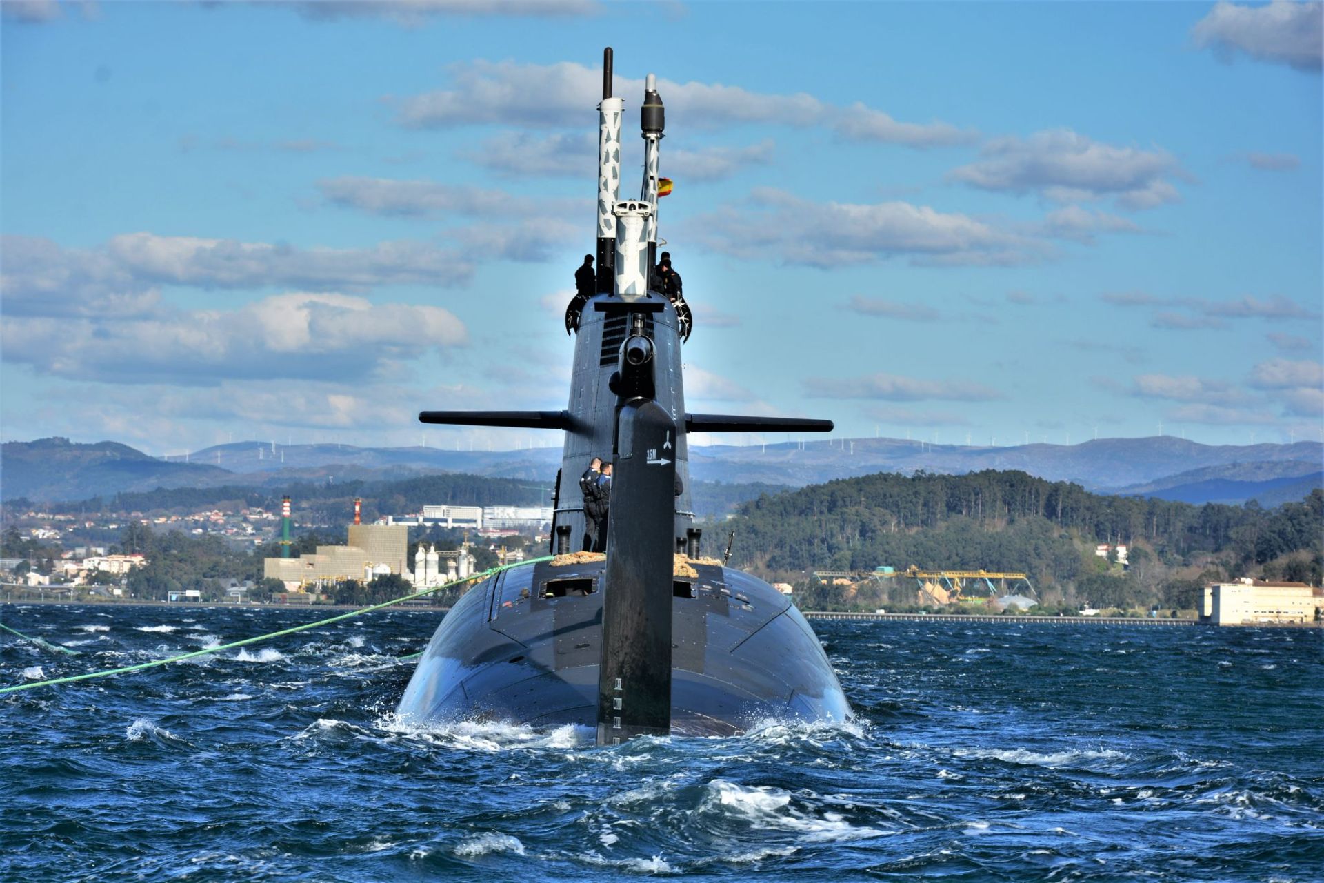 El submarino S-81 llega a Galicia desde Cartagena, en imágenes