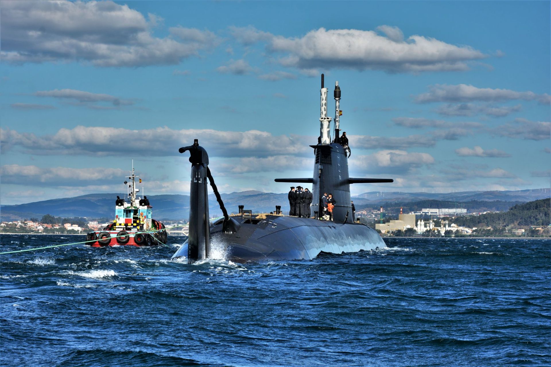 El submarino S-81 llega a Galicia desde Cartagena, en imágenes