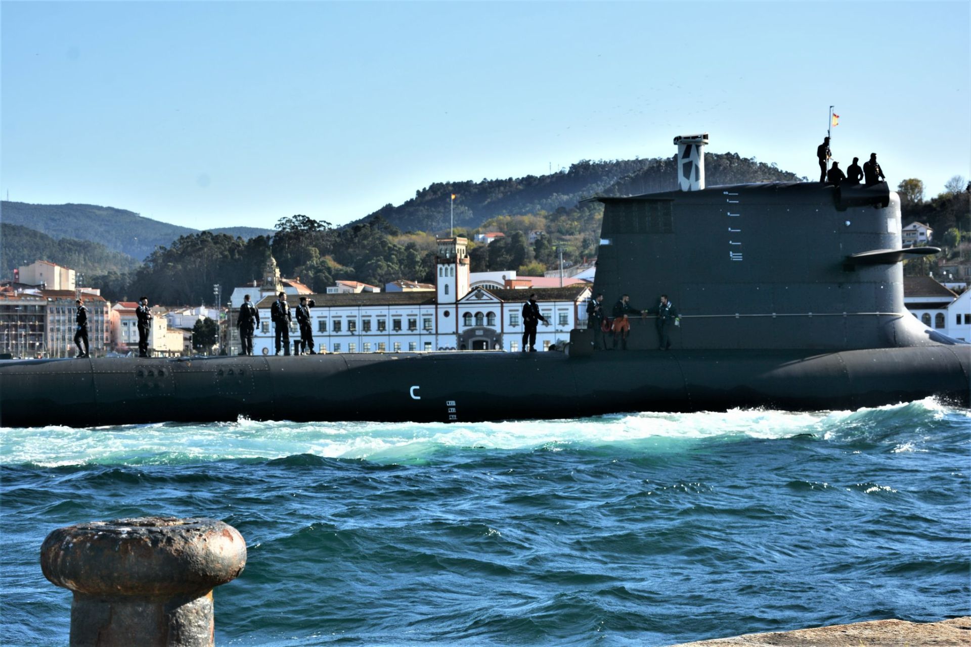 El submarino S-81 llega a Galicia desde Cartagena, en imágenes