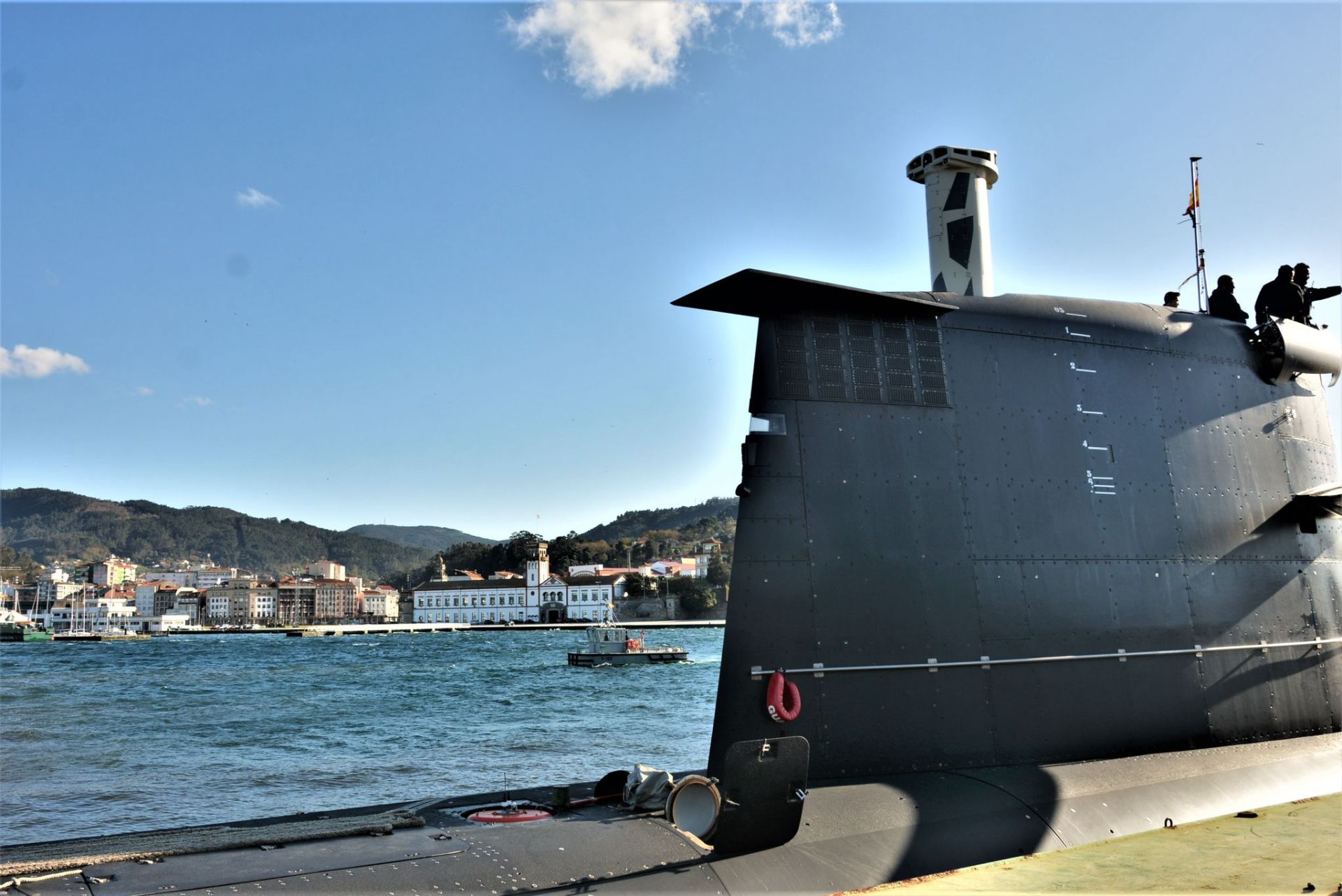 El submarino S-81 llega a Galicia desde Cartagena, en imágenes