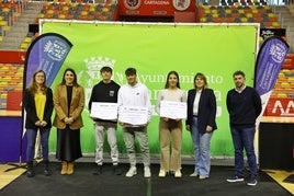 La alcaldesa de Cartagena en la entrega de becas a jóvenes deportistas.