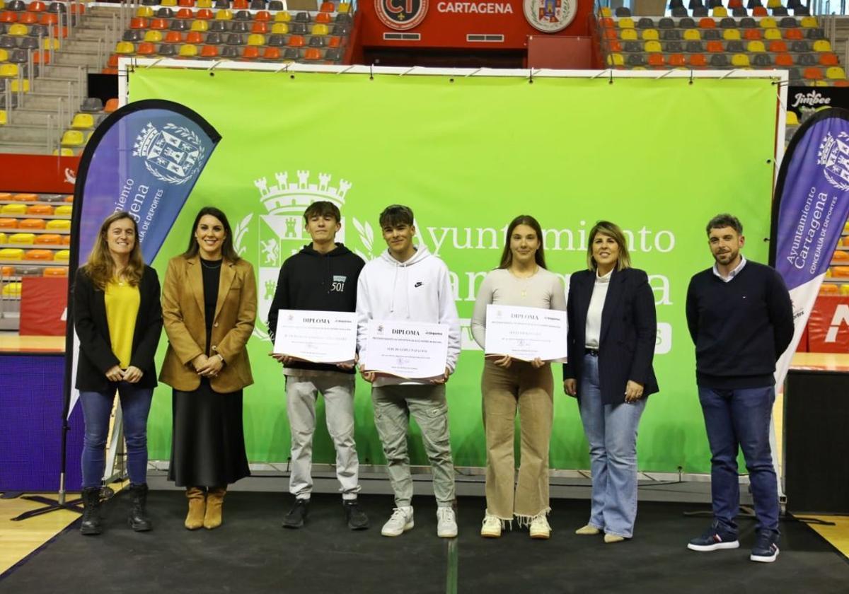 La alcaldesa de Cartagena en la entrega de becas a jóvenes deportistas.